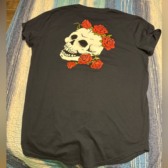 Men’s Hollister curved hem tee with skull and rose design - Picture 2 of 3
